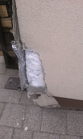 uszkodzona elewacja